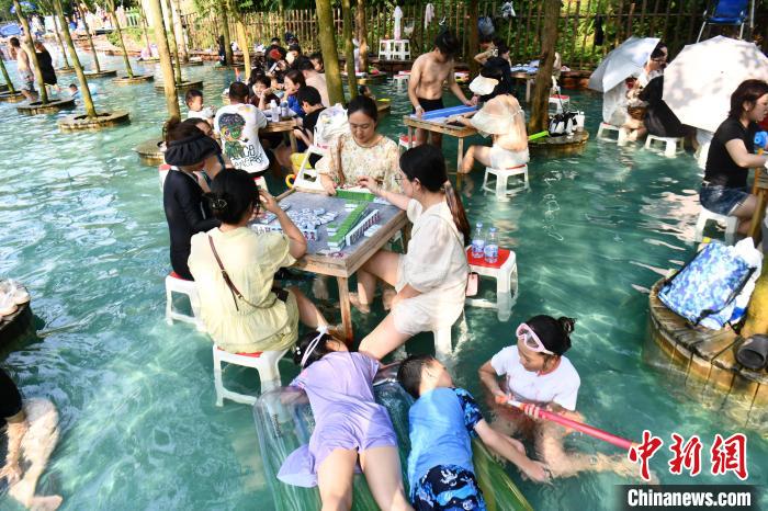 四川成都：高温天气持续 民众体验“水上麻将”  第6张