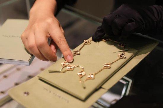 梵克雅宝全球涨价，为什么大家通宵排队买？  第15张