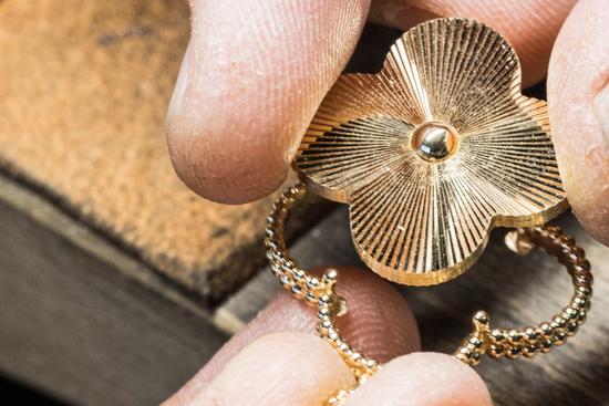 梵克雅宝全球涨价，为什么大家通宵排队买？  第14张