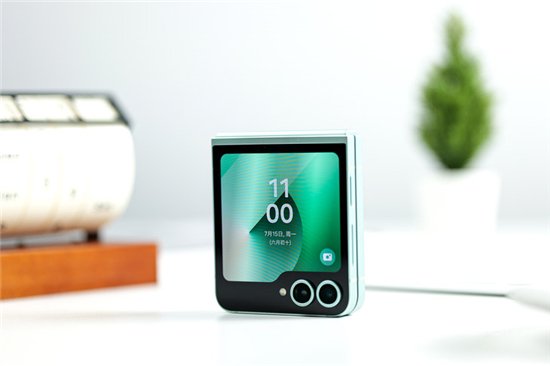 首款骁龙8 Gen3小折叠 三星Galaxy Z Flip6手机评测  第2张 首款骁龙8 Gen3小折叠 三星Galaxy Z Flip6手机评测  第2张