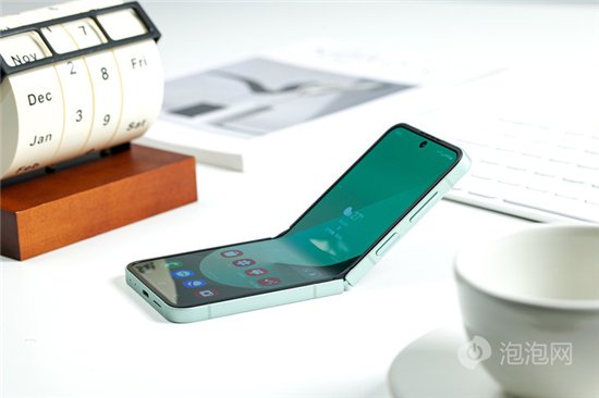 首款骁龙8 Gen3小折叠 三星Galaxy Z Flip6手机评测  第6张 首款骁龙8 Gen3小折叠 三星Galaxy Z Flip6手机评测  第6张