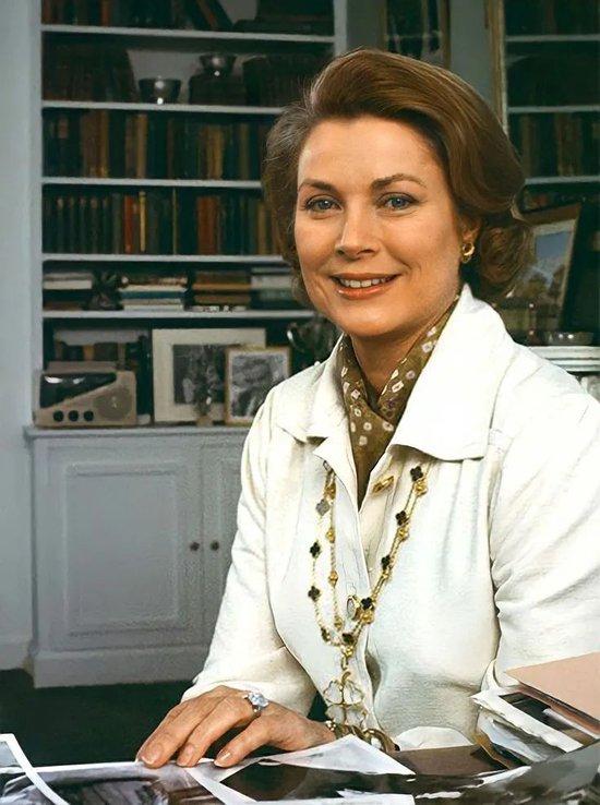 梵克雅宝全球涨价	，为什么大家通宵排队买？  第57张