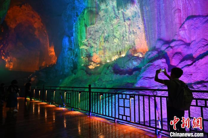 本土乐队以摇滚催热广西“县城游	”  第3张