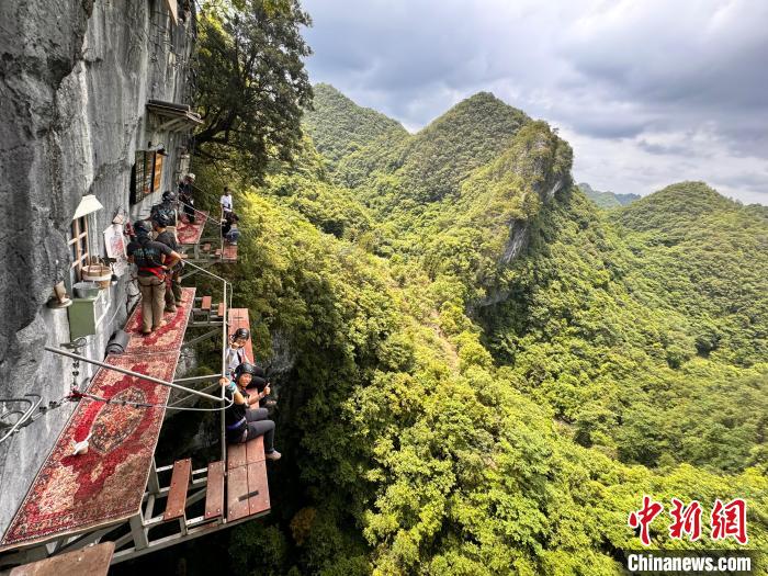 游客体验漂流蹦极 贵州景区“新户外	”受青睐  第3张