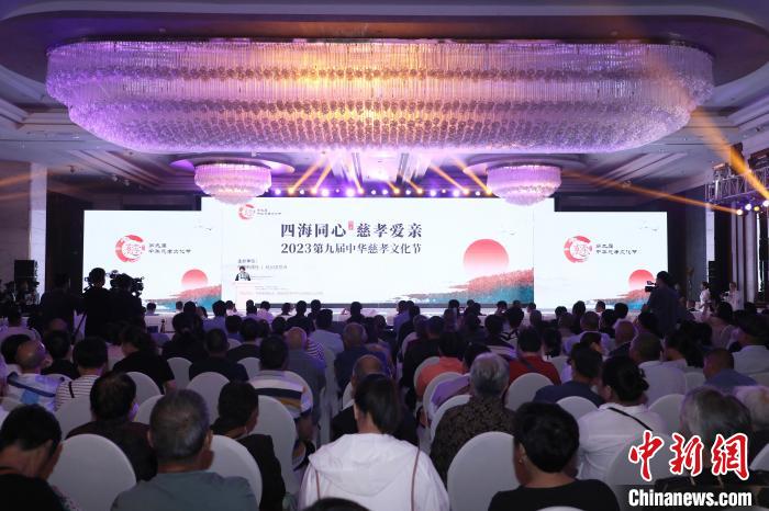 述评：为何天津“跳水大爷”能入选年度慈孝人物？  第4张