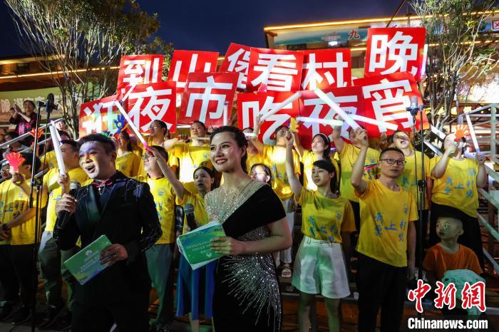 贵州桐梓“村晚”持续上演 引万人观看  第7张