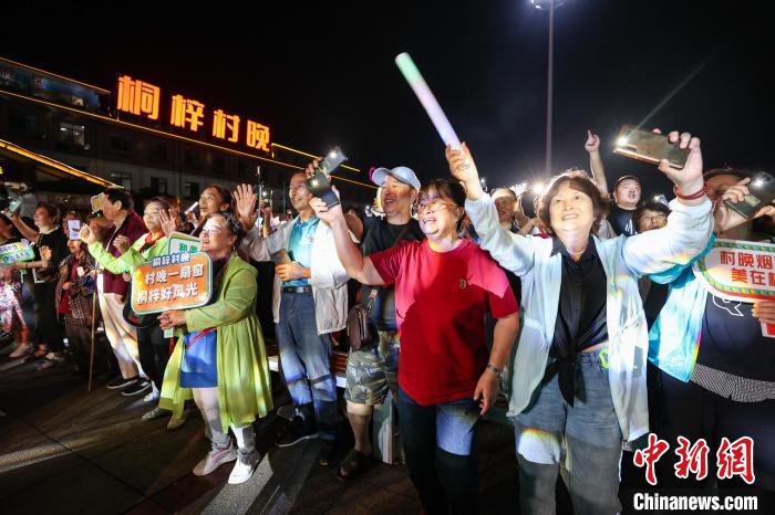 贵州桐梓“村晚	”持续上演 引万人观看  第8张