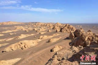 新疆哈密“魔鬼城”地貌神奇壮观