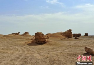 新疆哈密“魔鬼城”地貌神奇壮观