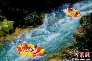 游客体验漂流蹦极 贵州景区“新户外”受青睐