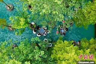 四川成都：高温天气持续 民众体验“水上麻将”