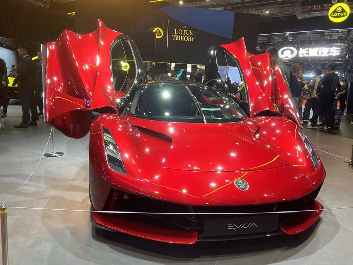 最贵的几款新车都在这里了｜2025上海车展  第1张