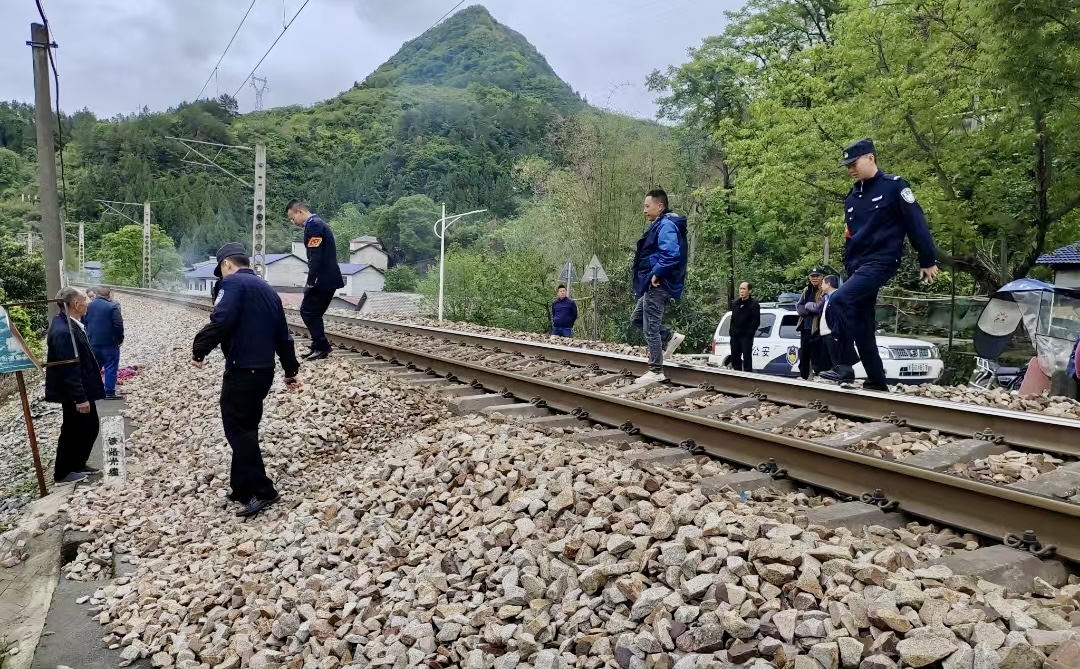 界面调查|铁路穿村而过:一个湘西村庄与17起火车撞人事故  第8张 界面调查|铁路穿村而过:一个湘西村庄与17起火车撞人事故  第8张