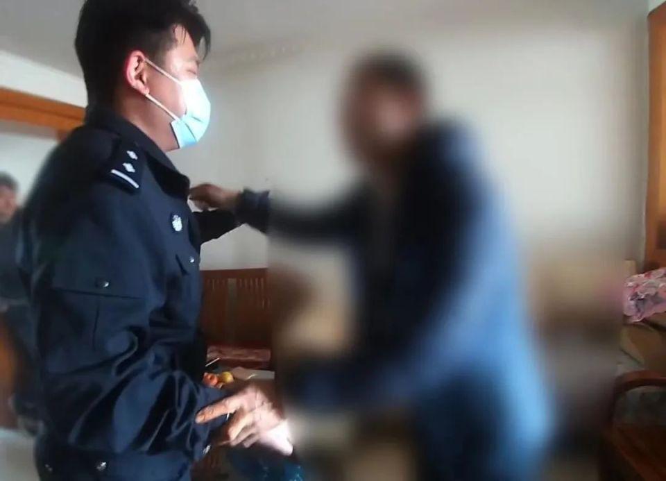 派出所里男子叫板民警：“不要拦我！”  第1张