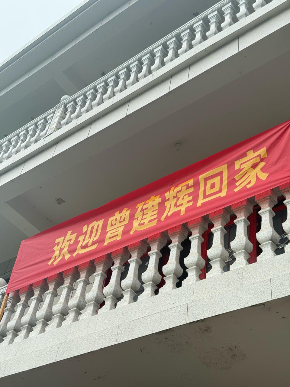 跪地相拥泣不成声！湖南妈妈刷到被拐30多年儿子视频遗憾错过相认，一年后儿子回家了  第3张